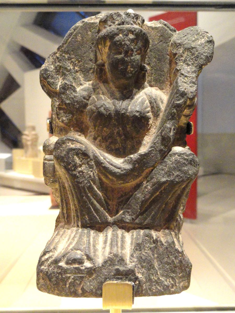 Steinfigur einer sitzenden Frau mit Füllhorn